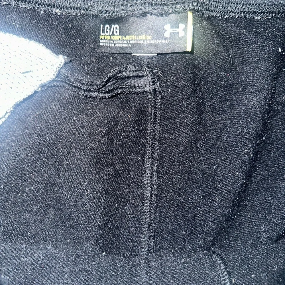 Mens used Under Armour black sweat shorts size L large fitted